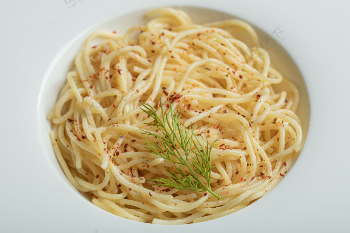 一餐美味的意大利面 白色盘子上有绿色蔬菜可食用番茄绿色