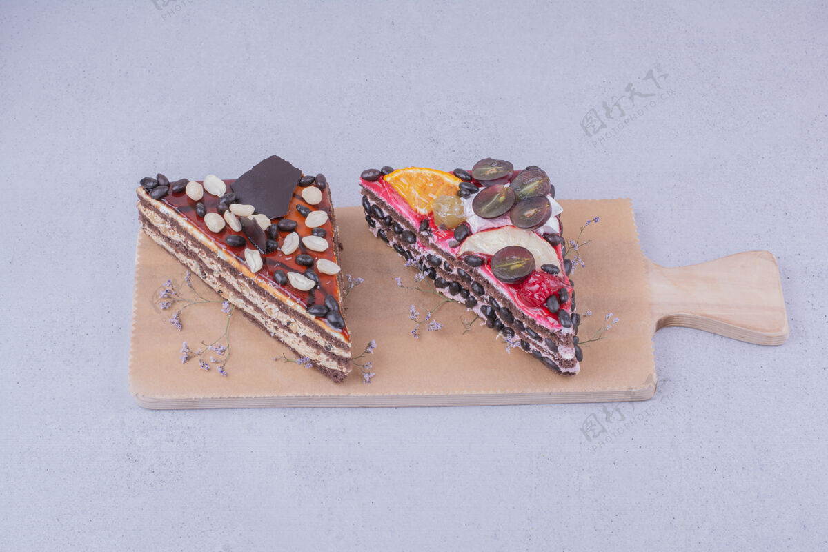 烹饪在木板上放巧克力和水果的三角形蛋糕片奶油糕点地壳
