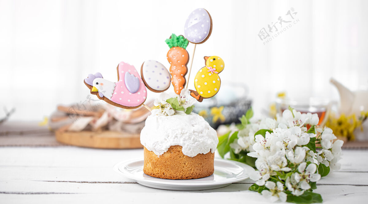 传统复活节彩绘精美的复活节蛋糕和春天的鲜花准备复活节假期的概念姜饼春天节日