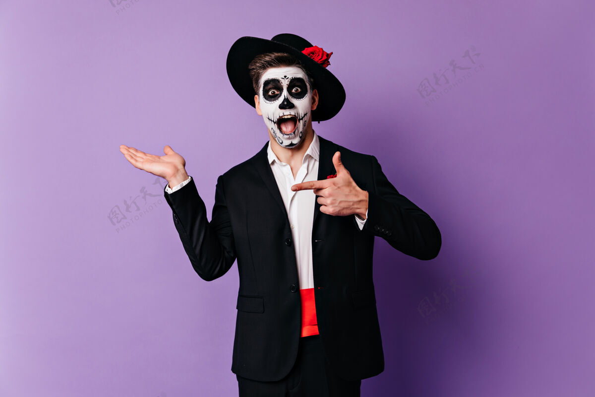 服装穿着正装的惊讶男人摆出僵尸妆的姿势墨西哥风格的白种人在准备万圣节惊喜男人骷髅