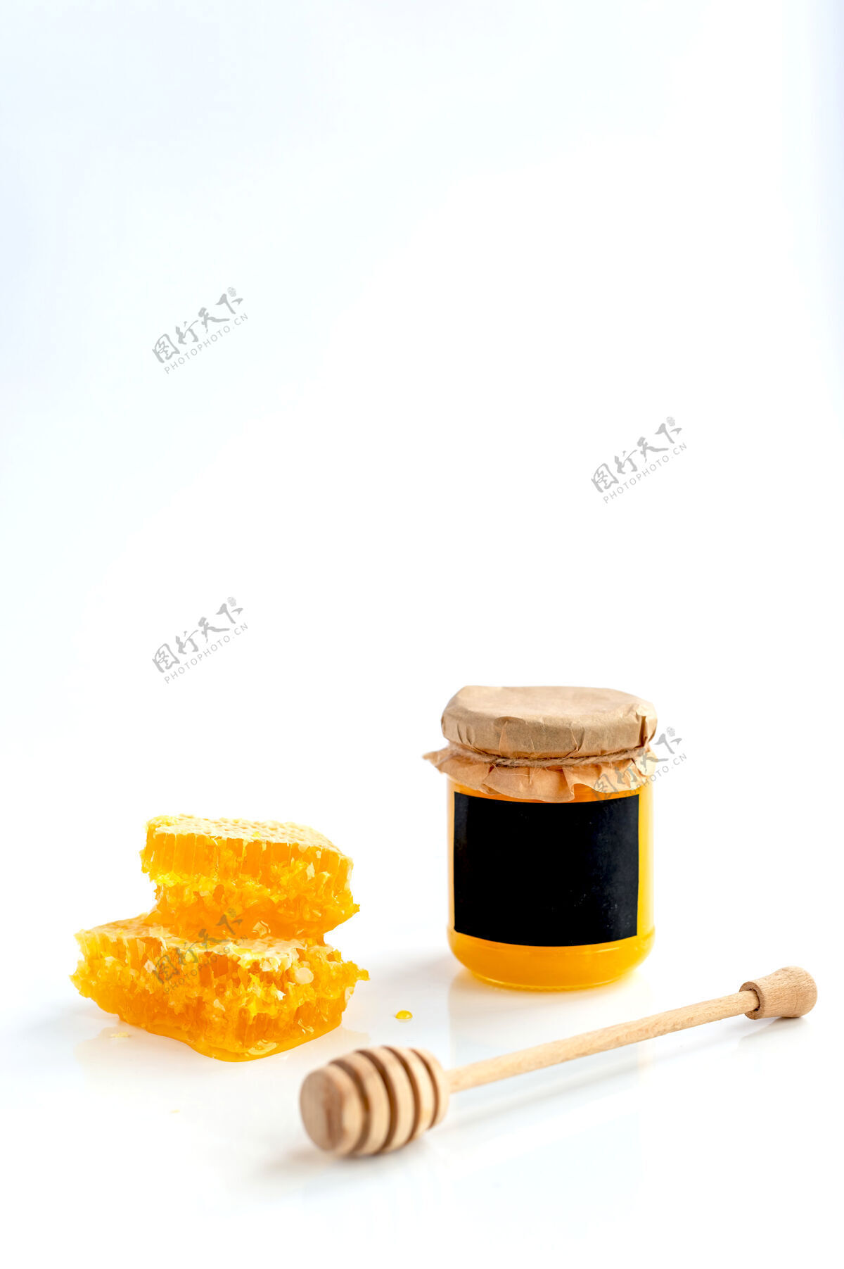 配料蜂蜜产品组成蜂蜜在一个罐子里 蜂窝和特殊的勺子白色的墙壁杏仁生物勺