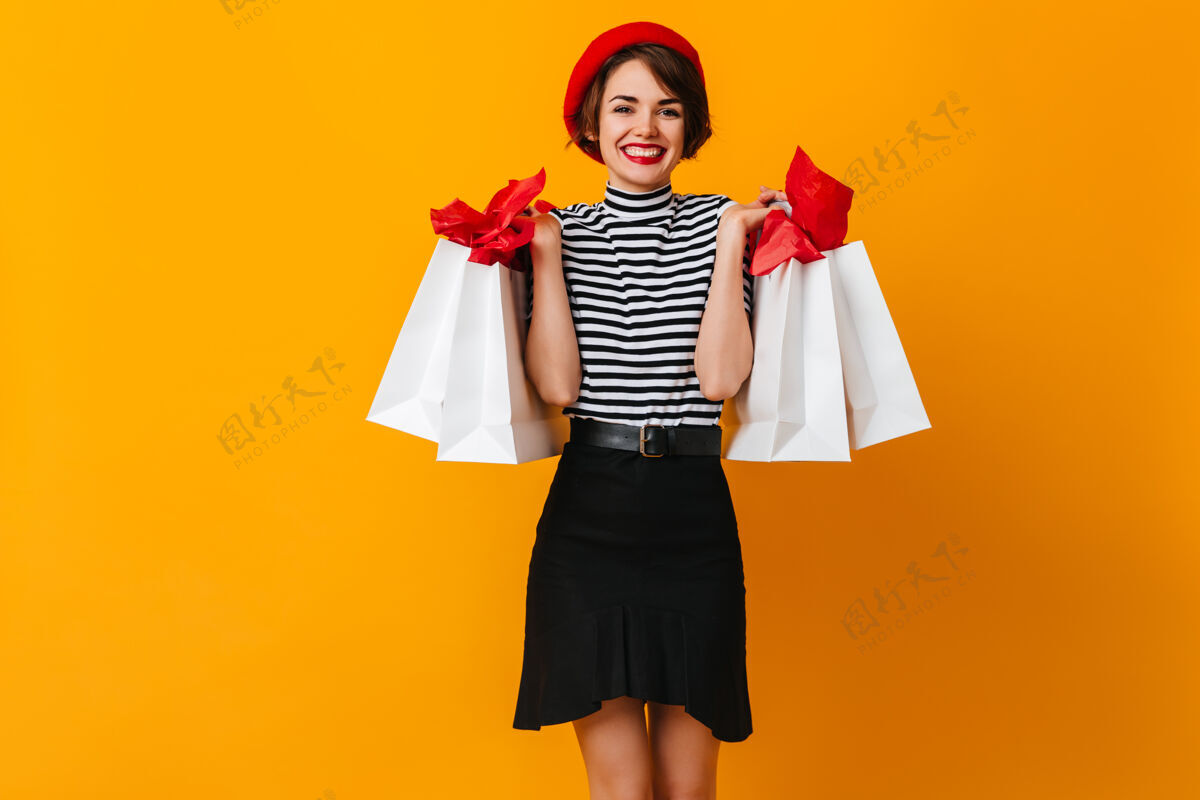 Model美丽的法国女士拿着购物袋微笑着表情France时髦