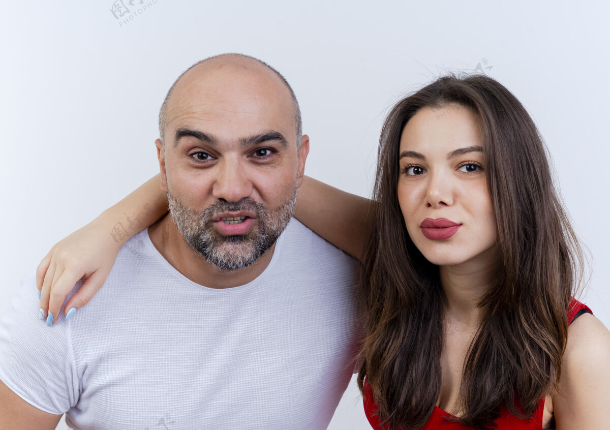 观点一对自信的成年夫妇的特写镜头女人把手放在男人的肩膀上看成年人女人两者