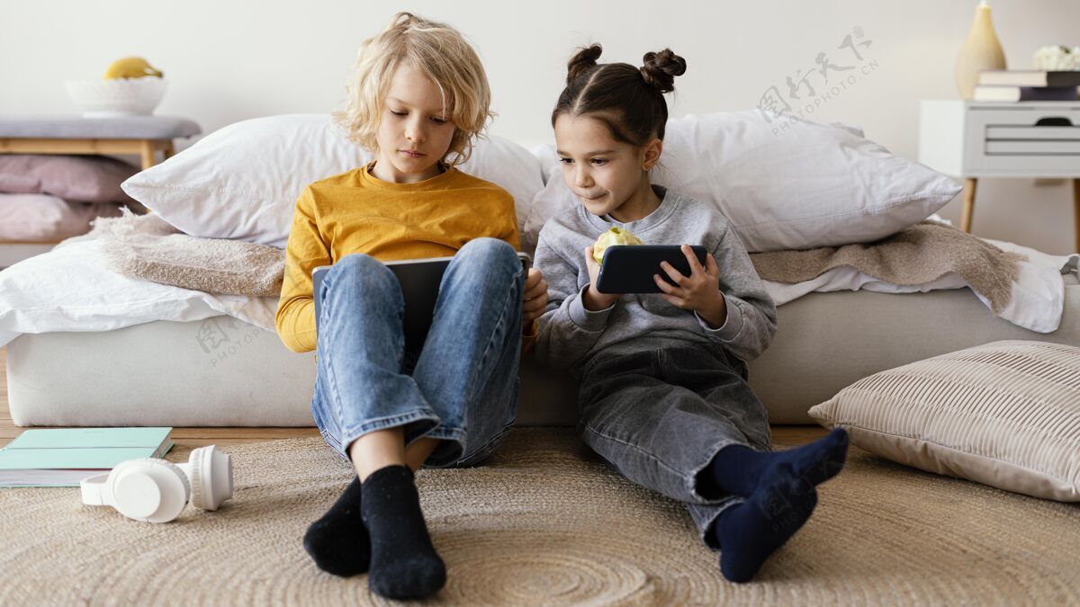 房子兄弟姐妹玩手机和平板电脑小玩意女孩兄弟姐妹