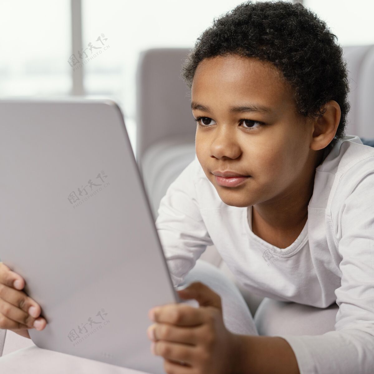 科技小男孩在用平板电脑室内男孩孩子