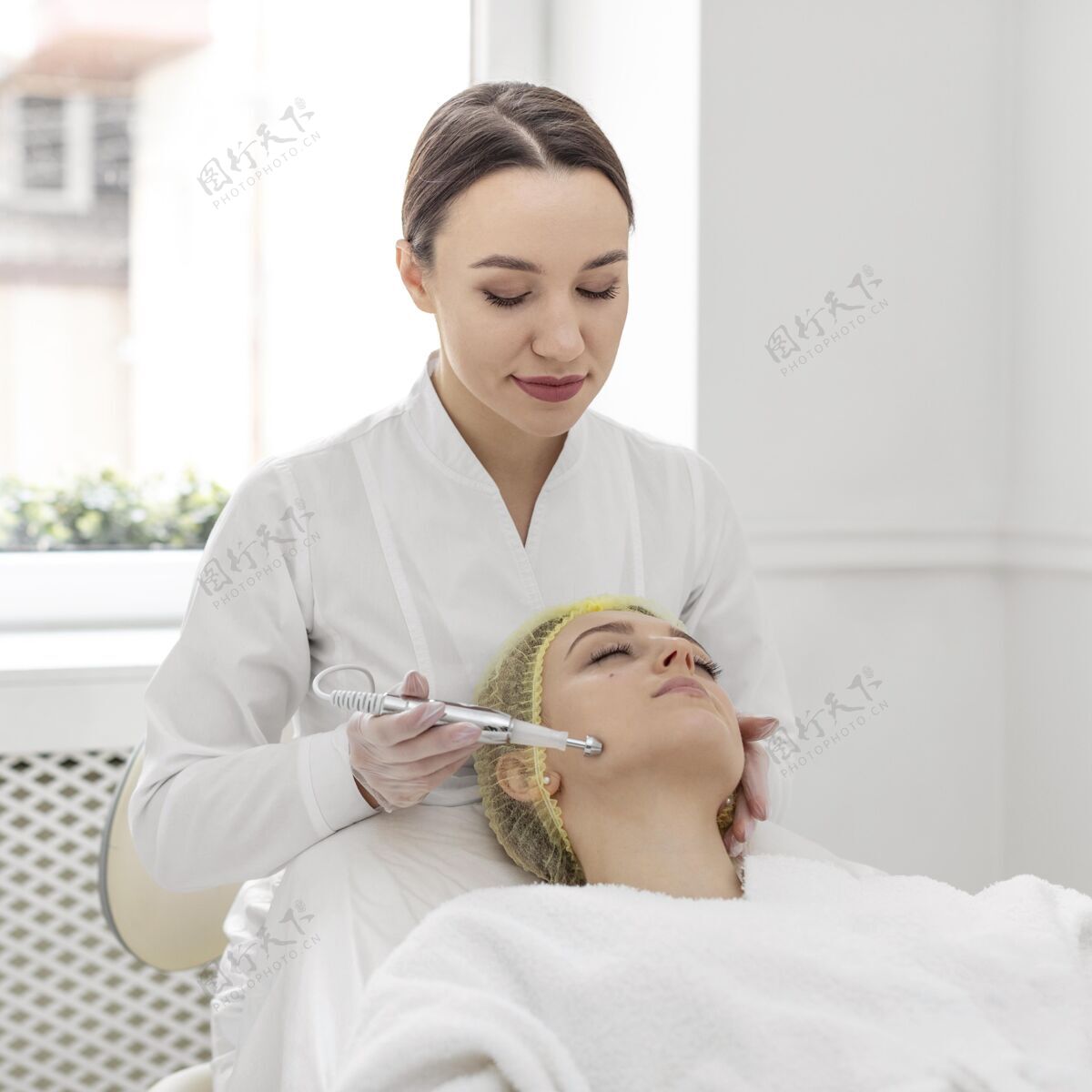 美容师在美容诊所做填充物治疗的女人化妆品美容常规美容院