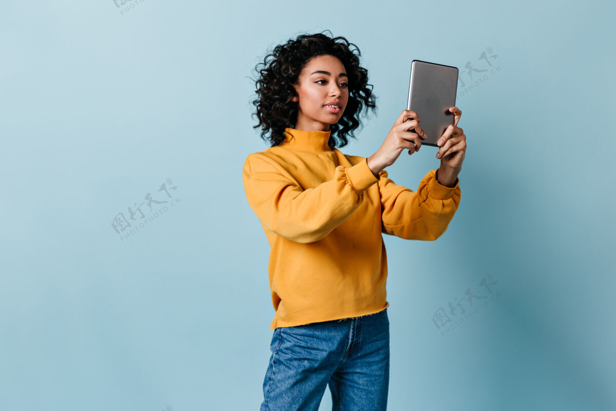 女人手持数字平板电脑的年轻女子模型人微笑