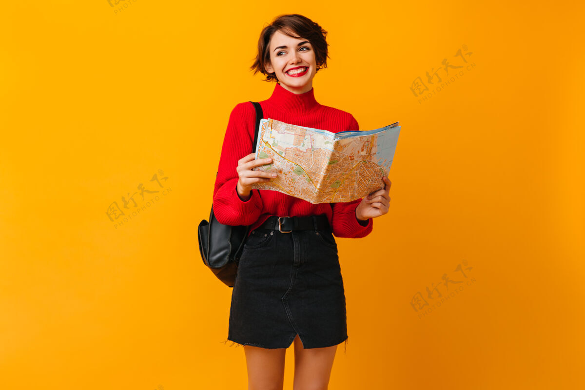年轻人一个穿着黑裙子准备旅行的快乐女人复制空间女人冒险