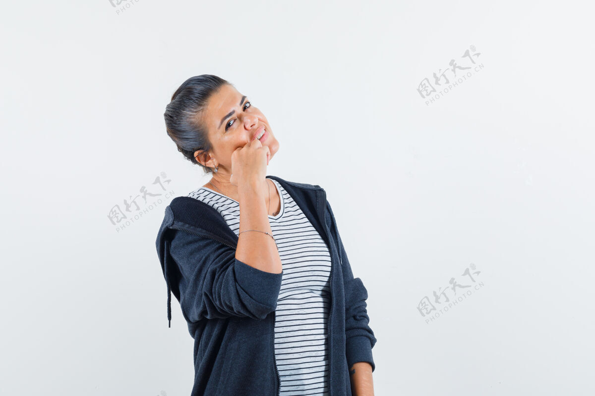 深色黑发女人穿着衬衫摆姿势深色夹克敏感