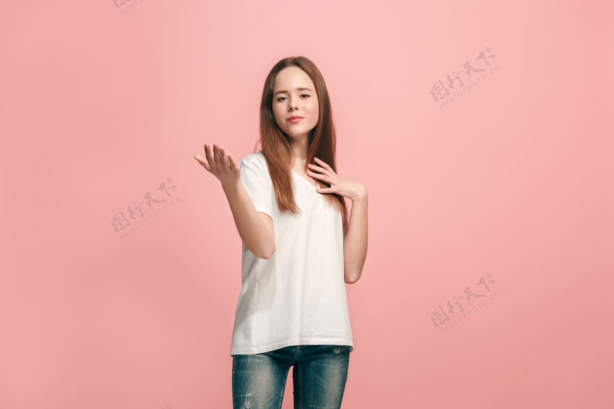 人类快乐的少女站在时尚的粉色工作室里 微笑着模特可爱漂亮