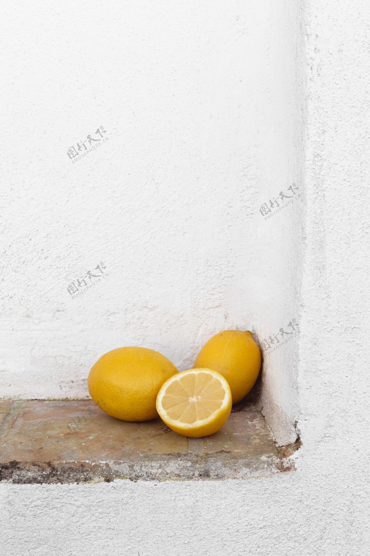 天然桌上有新鲜的柠檬有机新鲜柑橘