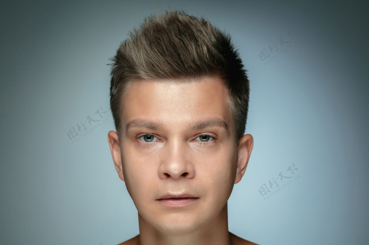 模特隔离在灰色墙壁上的赤膊青年的肖像白人健康男模看镜头摆姿势男人的健康和美丽 自我保健 身体和皮肤护理的概念自信姿势头部