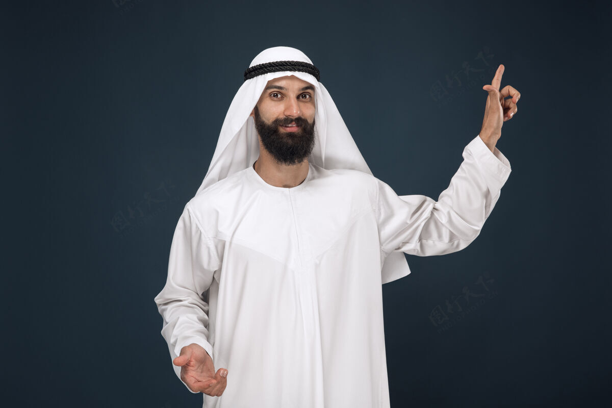 衣服深蓝色工作室的阿拉伯沙特人半身像民族伊斯兰男人