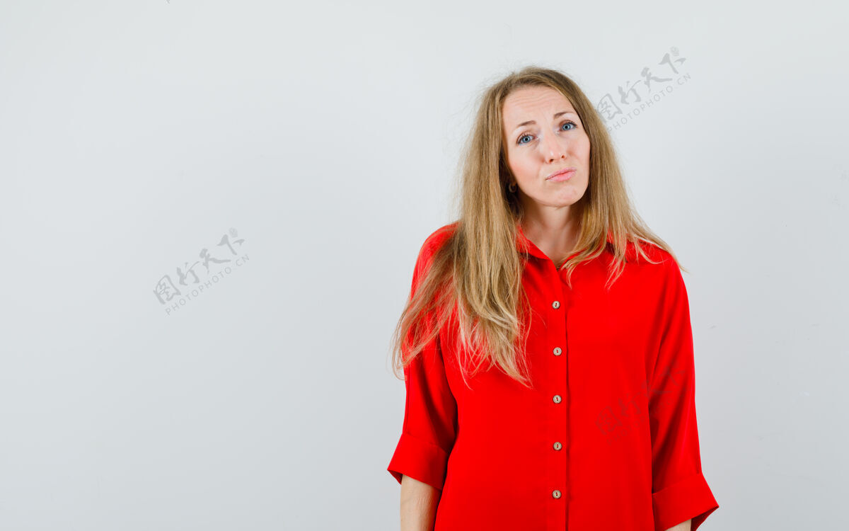 魅力一个穿着红衬衫的金发女人看着镜头 看起来很无辜 化妆品衬衫女性