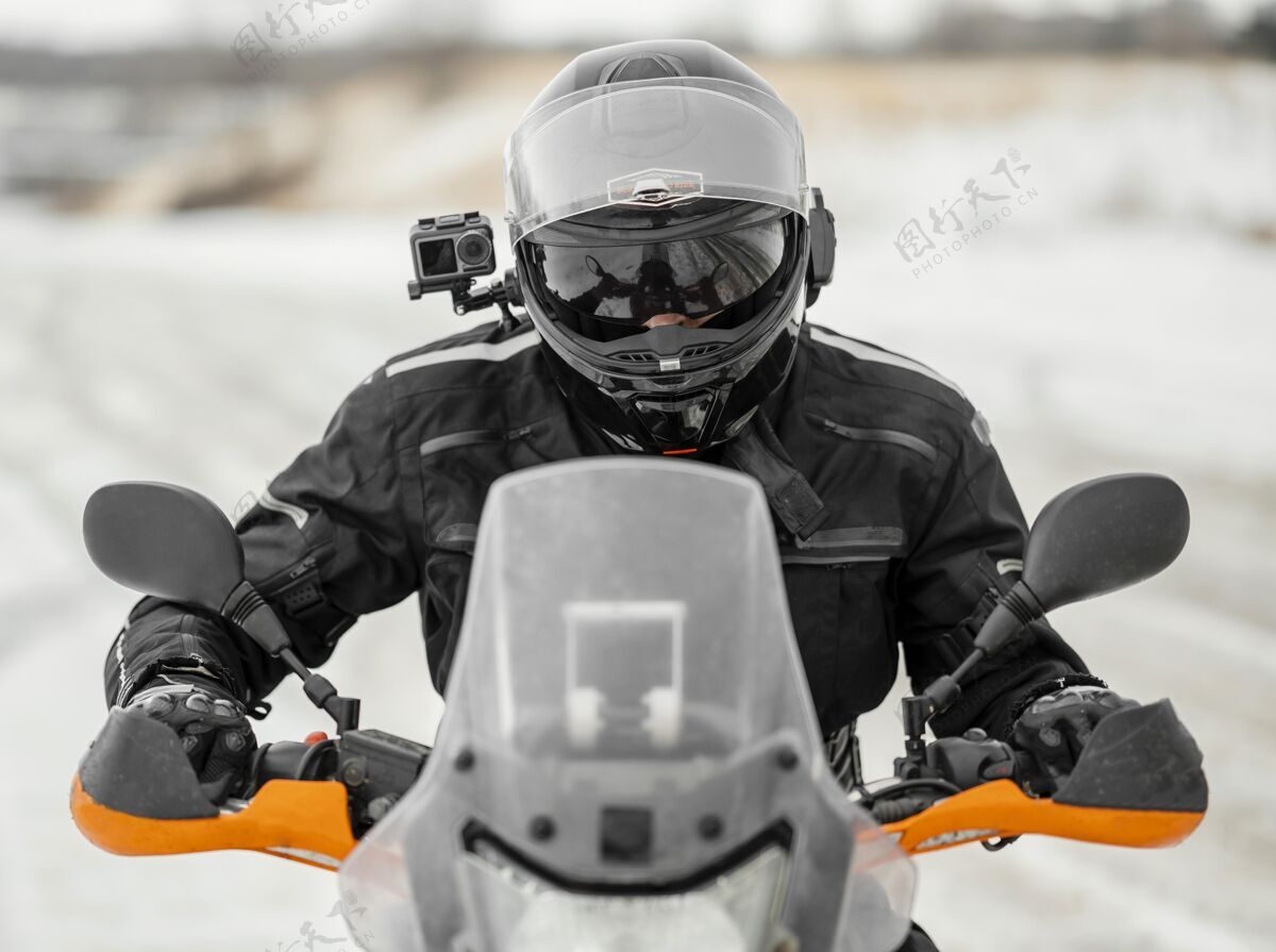 头盔冬天骑摩托车的男人摩托车手保护爱好