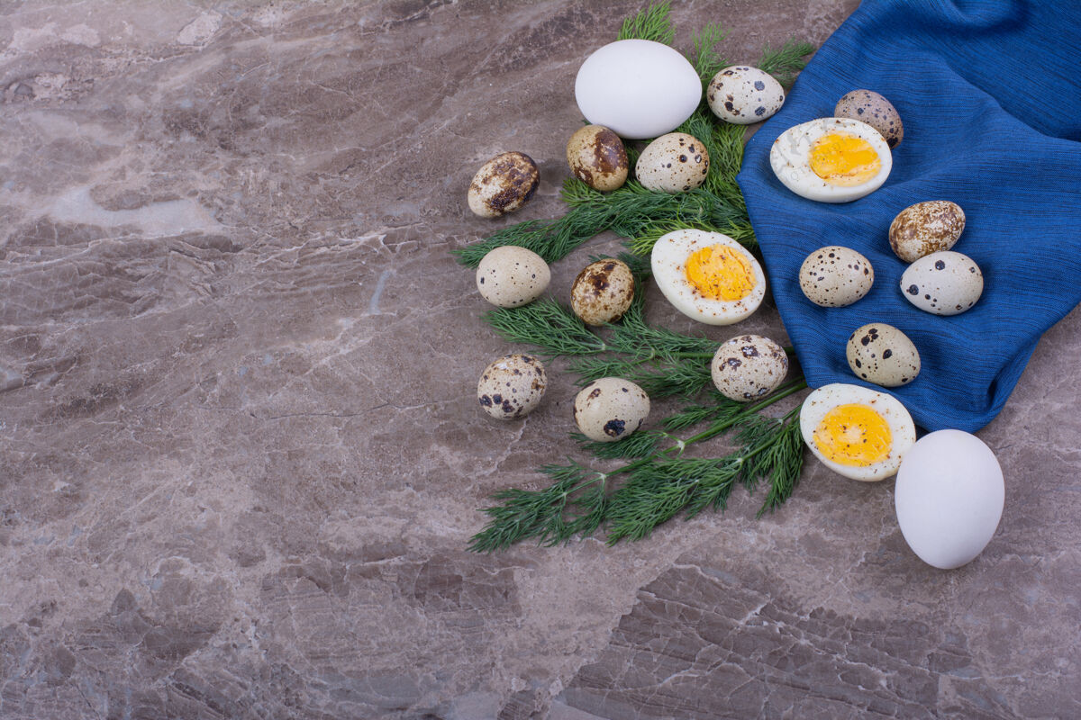 膳食在蓝色纸巾上煮生鸡蛋食物健康生物