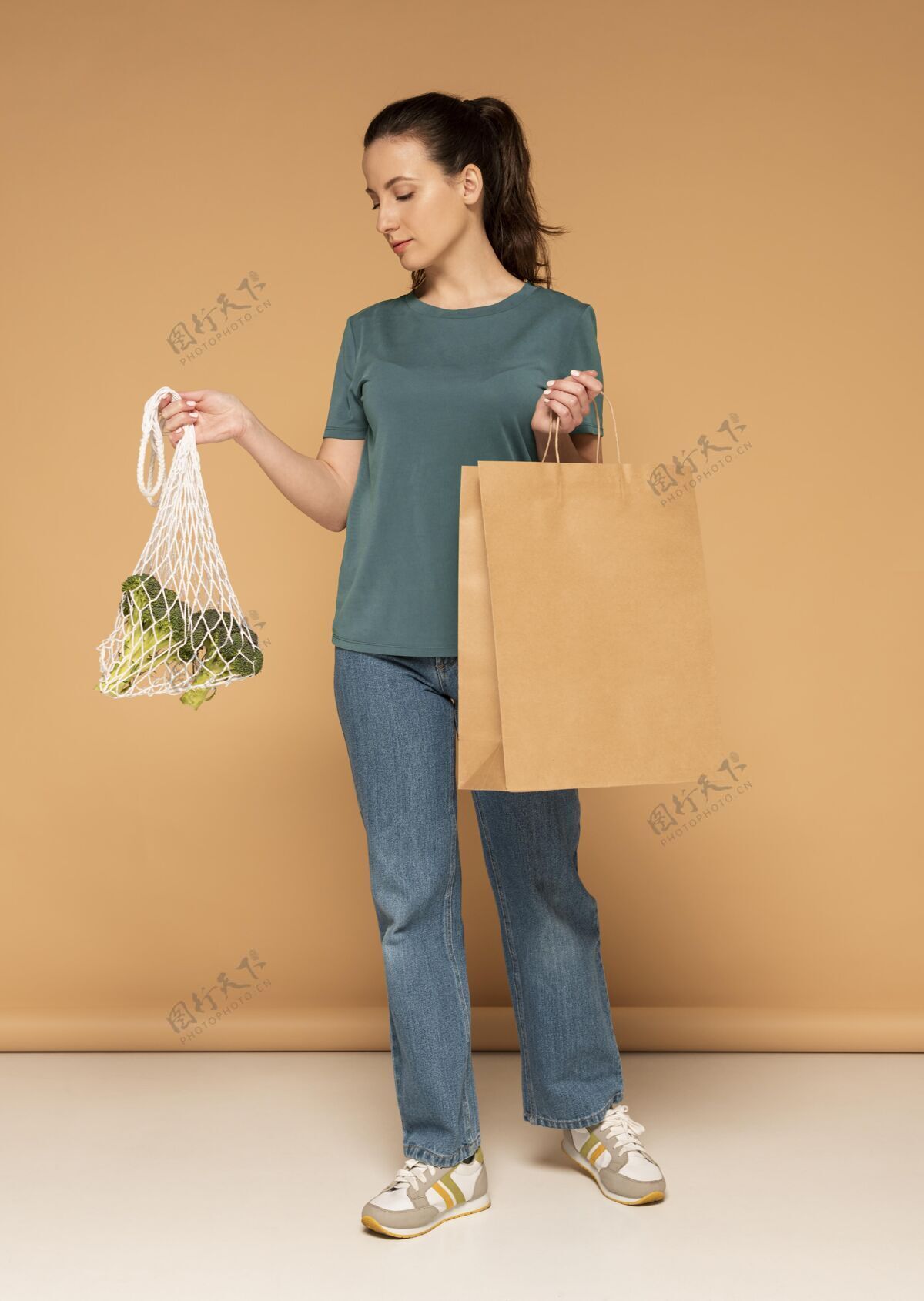 女人带着龟袋和纸袋的女人再利用女人环保