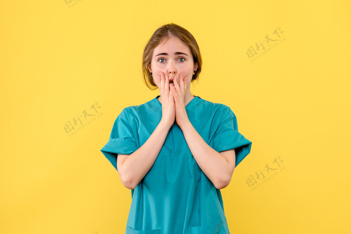 医学正面图黄色背景上的女医生吓坏了情感医院的医护人员漂亮脸肖像