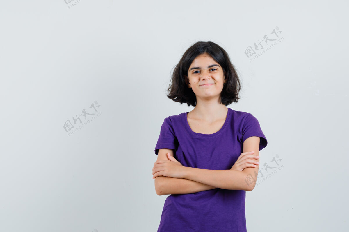 交叉穿t恤衫的小女孩交叉着双臂站着 看上去很高兴 童年漂亮小