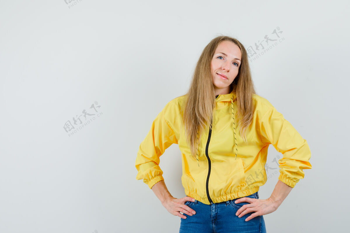 金发穿着夹克的金发女士 牛仔裤手放在腰上 看起来很漂亮 优雅女性夹克