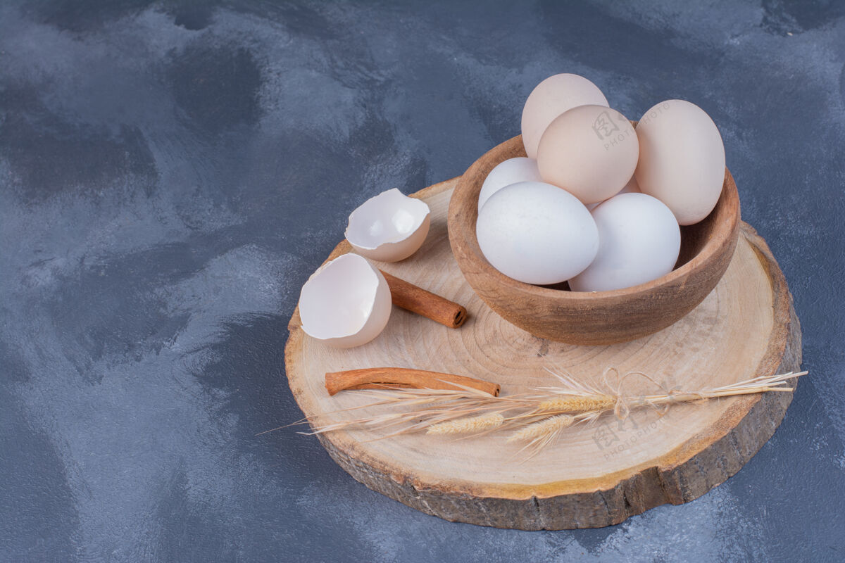 午餐在木板上的木杯里放着白鸡蛋美味健康菜肴
