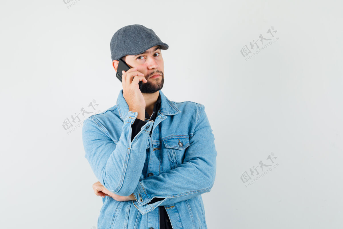 手表复古风格的男士穿着夹克 帽子 衬衫打电话 看上去很专注正面视图经典观点时尚