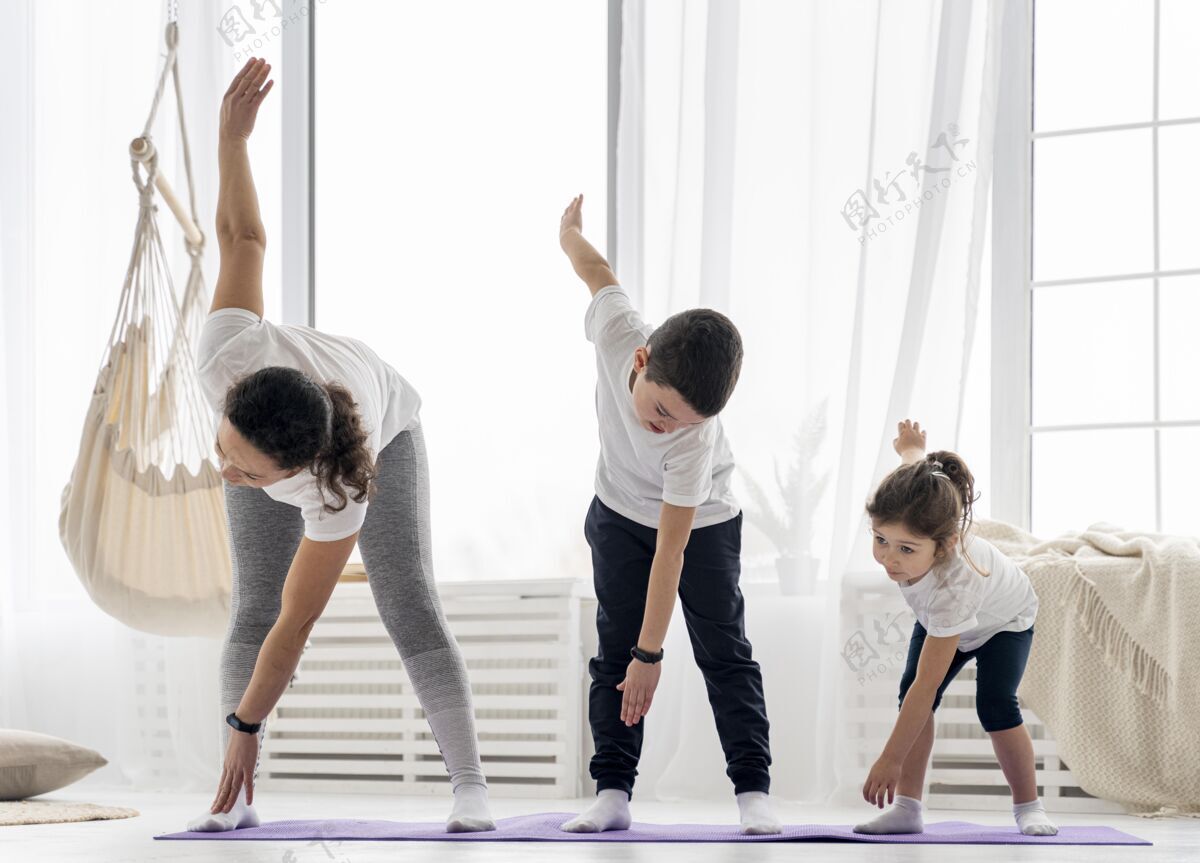 儿童成人和儿童做运动全场室内锻炼