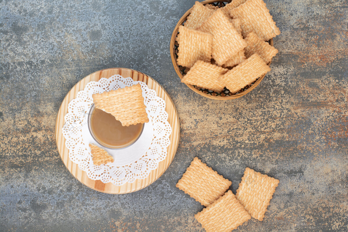 食物美味饼干在木制碗大理石背景高品质的照片碗大理石木头