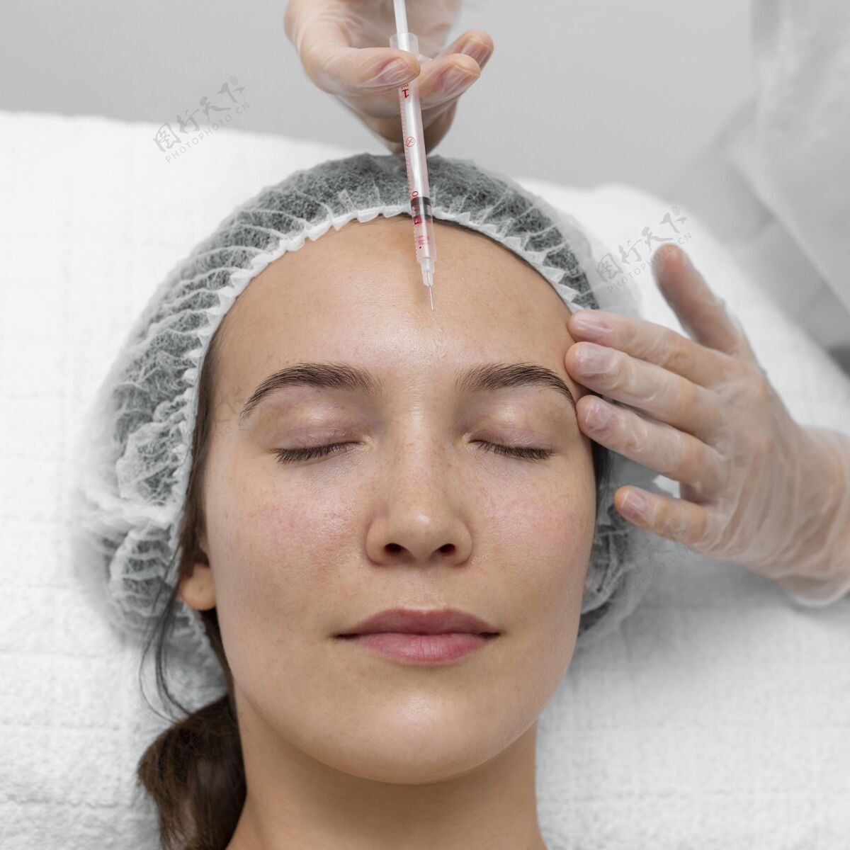 美容治疗美容师在给女性客户注射填充物美容护理填充物女人