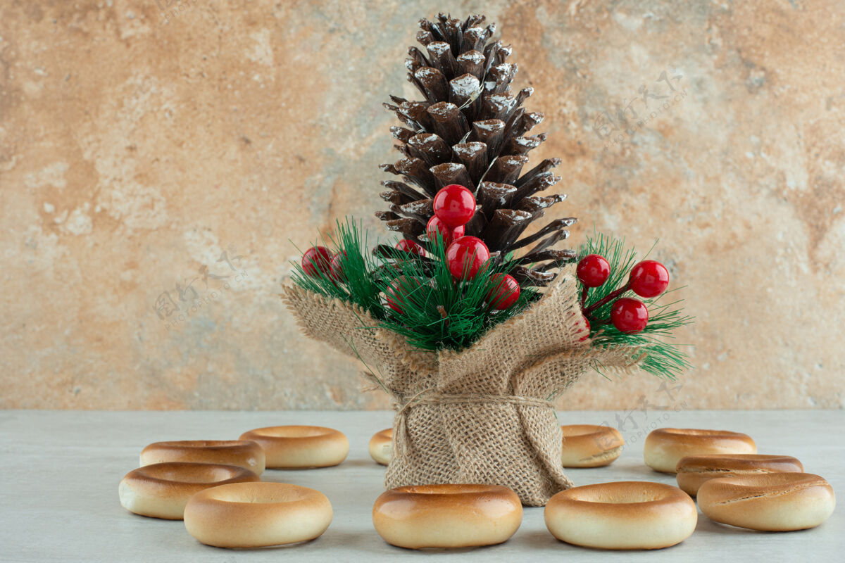 食物大圣诞松果与圆形美味饼干白色背景高品质的照片面包房可食用美味