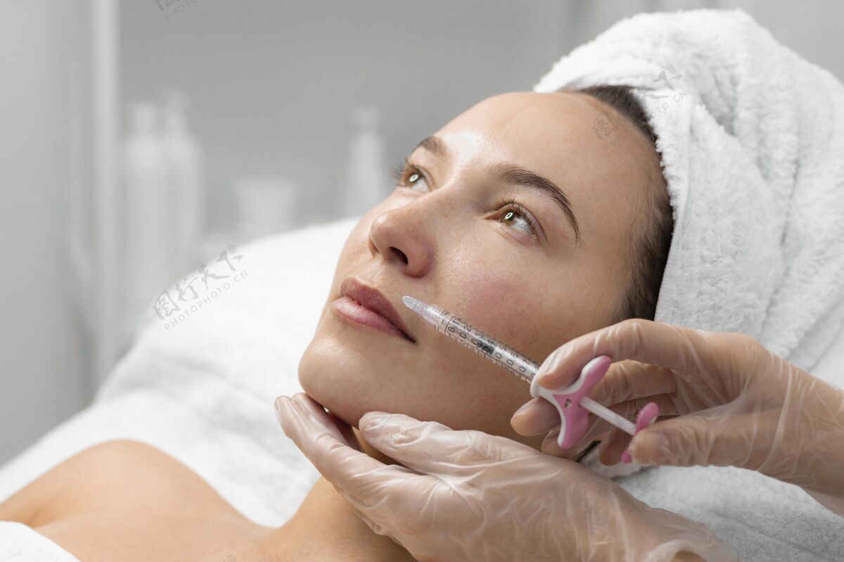 注射美容师为女性客户做填充物注射美容院美容治疗女人