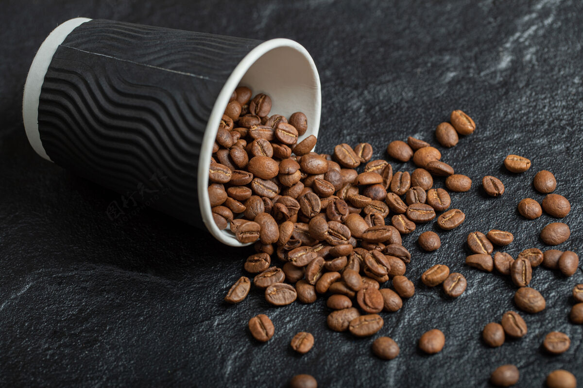 香味在木板上放满咖啡豆的黑杯子木头咖啡种子