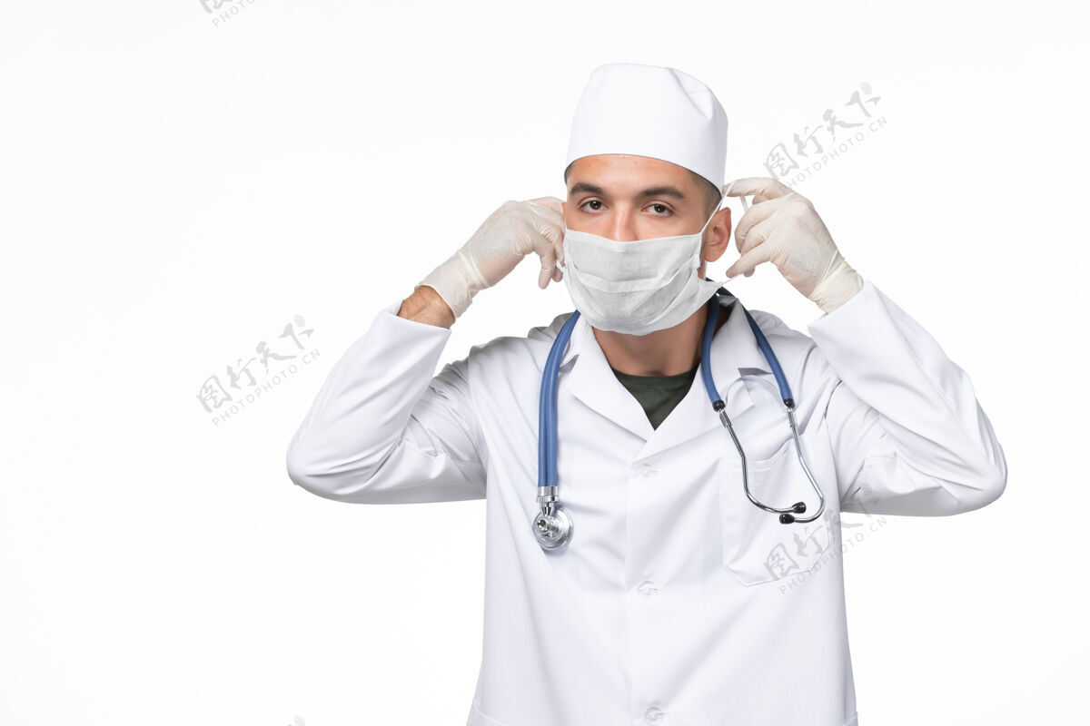 人员正面图男医生身着医疗服 戴着防冠状病毒口罩白墙病毒-疾病大流行男性医疗人员大流行