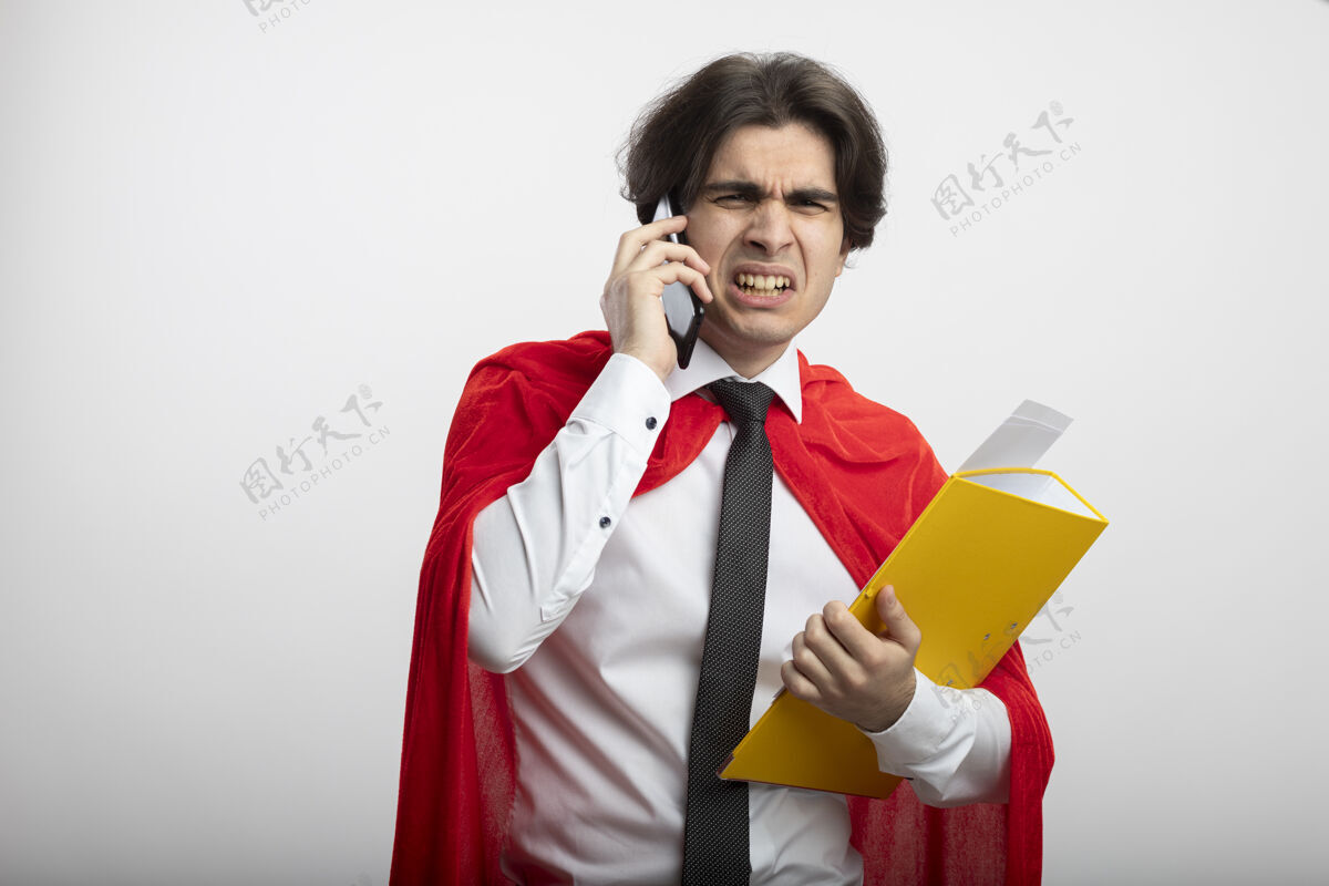 小伙子一个年轻的超级英雄戴着领带拿着文件夹 在电话里讲话 被隔离在白色的地板上戴着领带抱着