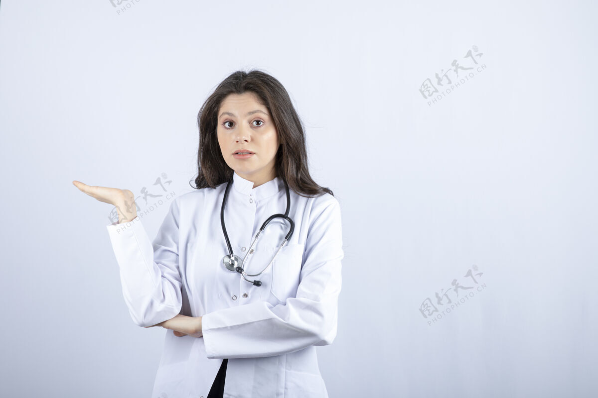 健康年轻的女医生拿着听诊器拿着灰色的拷贝空间职业年轻人工作