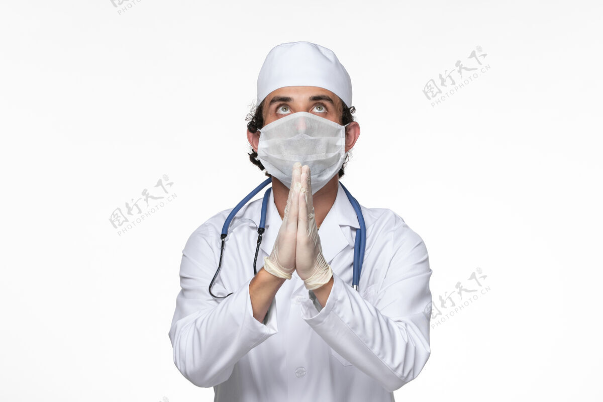 面罩正面图男医生穿着医疗服戴着口罩 以防病毒传播-祈祷白墙病毒疾病健康-病毒大流行佩戴大流行疾病