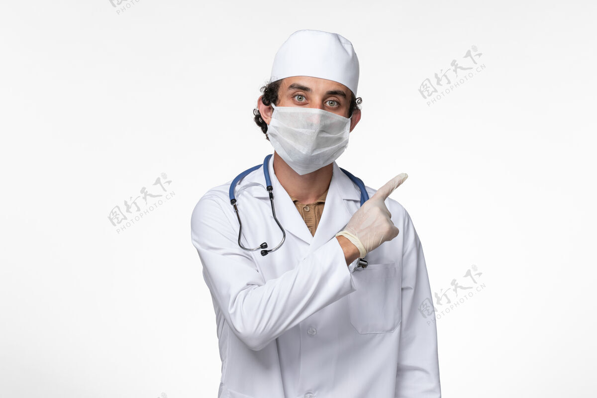 医生正面图：男医生 穿着医疗服 戴着口罩 以防白墙病毒的传播穿着视野正面