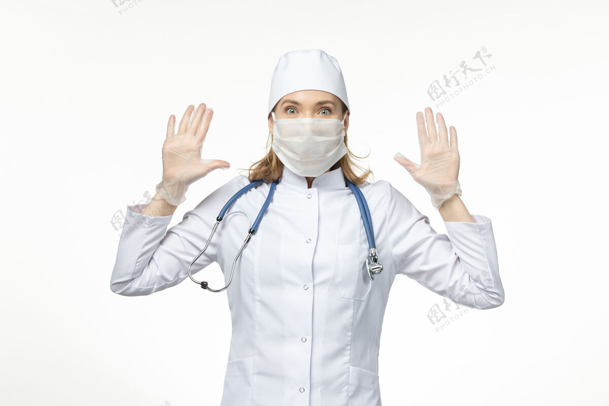 女性正面图女医生穿着医疗服戴着口罩和手套因冠状病毒对光壁冠状病毒-大流行性疾病病毒病男性穿戴面罩