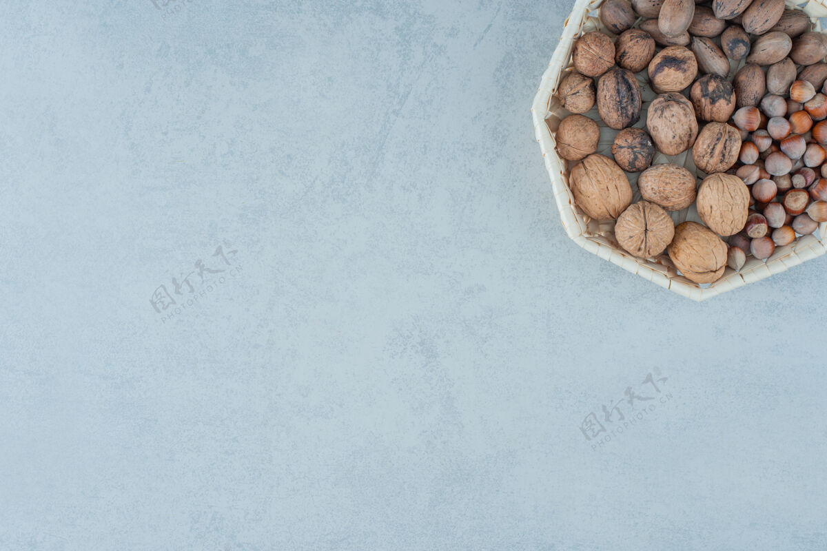 好吃一个健康坚果的大理石背景篮子高品质的照片食物坚果核桃