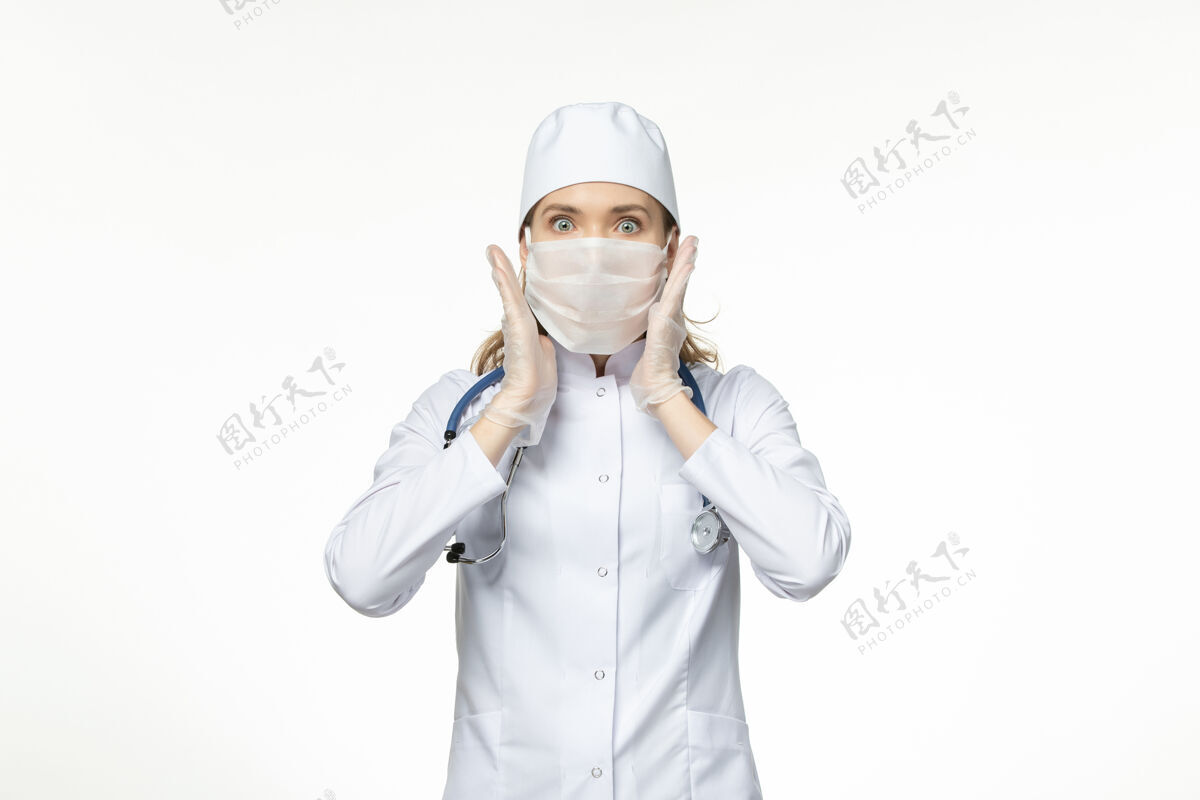 疾病正面图女医生穿着医疗服戴口罩因白壁病毒冠状病毒-大流行性疾病女性视图成人