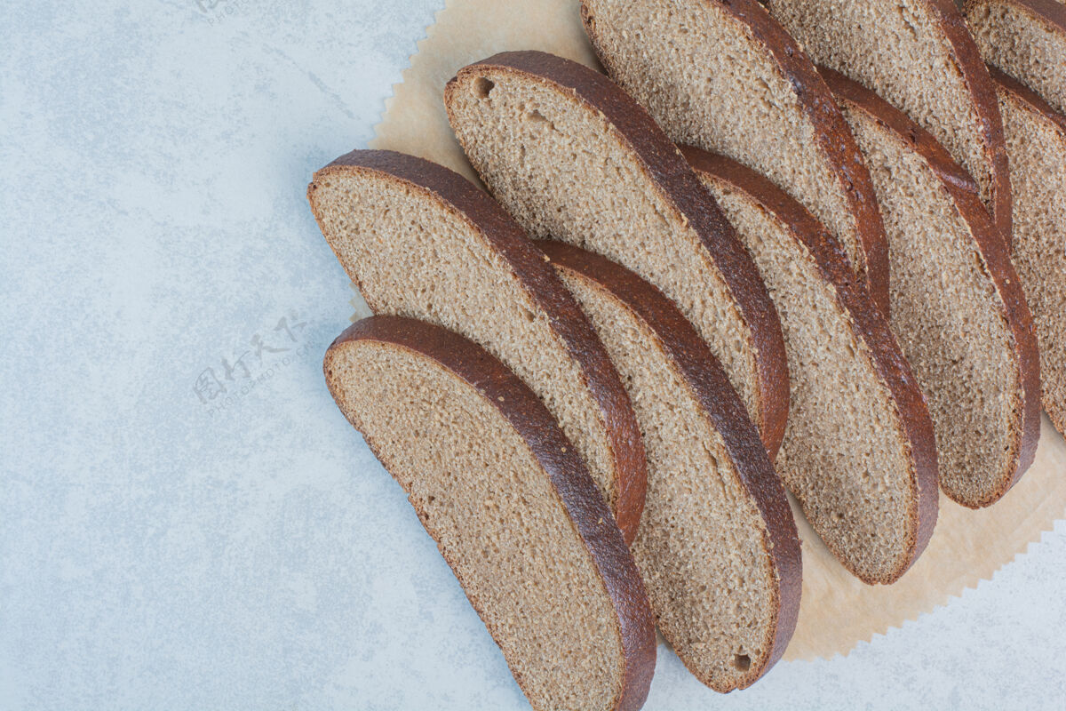 零食黑面包片大理石背景高品质的照片黑麦棕色种子