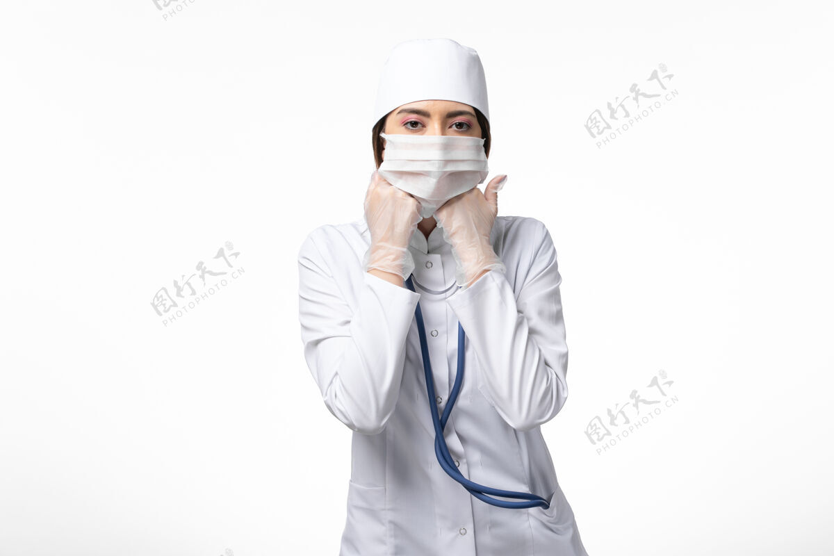 正面正面图女医生穿着白色医疗服 戴着口罩 因白墙上大流行疾病 健康医学可维医生男性疾病