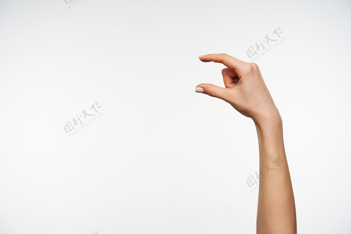 无形特写年轻的皮肤白皙的女士举起的手测量无形的物品手美丽符号