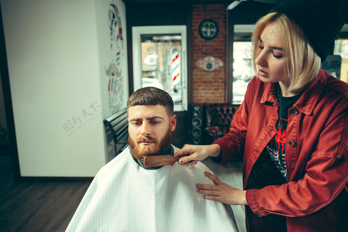 刷子客户在理发店剃须女理发师在沙龙性别平等女人直女性