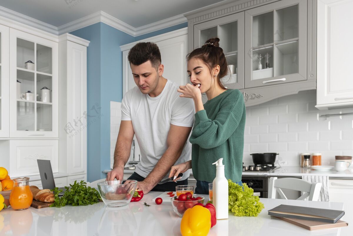 食材年轻夫妇在家做饭女人房子室内
