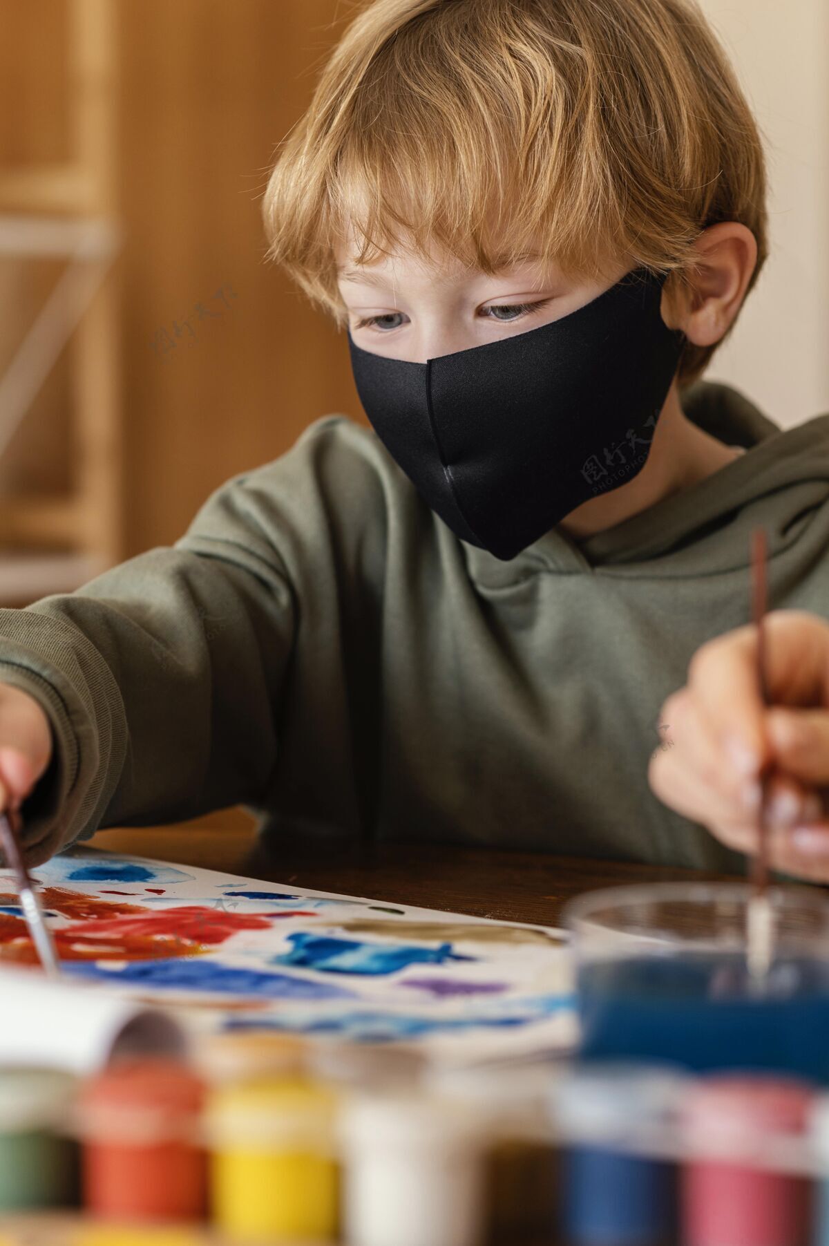 艺术特写戴面具的孩子绘画生活方式面具