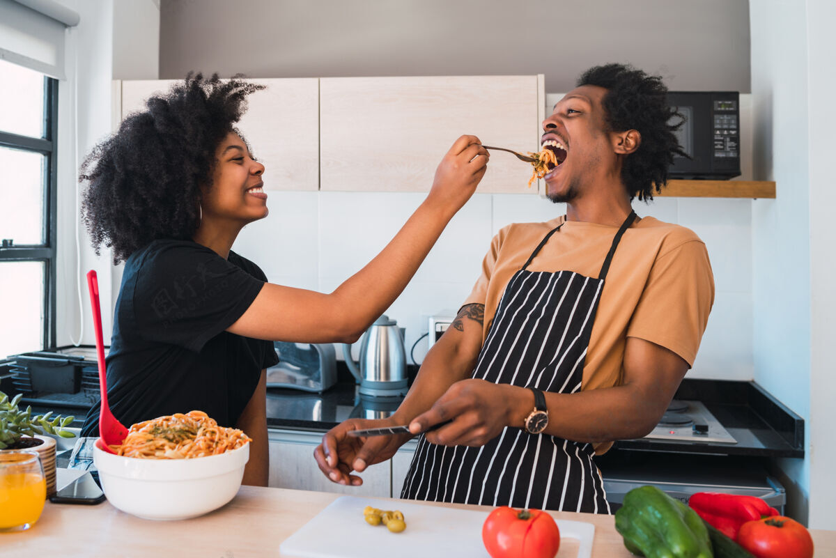 黑人一对年轻的非洲夫妇在家里的厨房一起做饭的肖像关系 厨师和生活方式的概念厨房食物美食