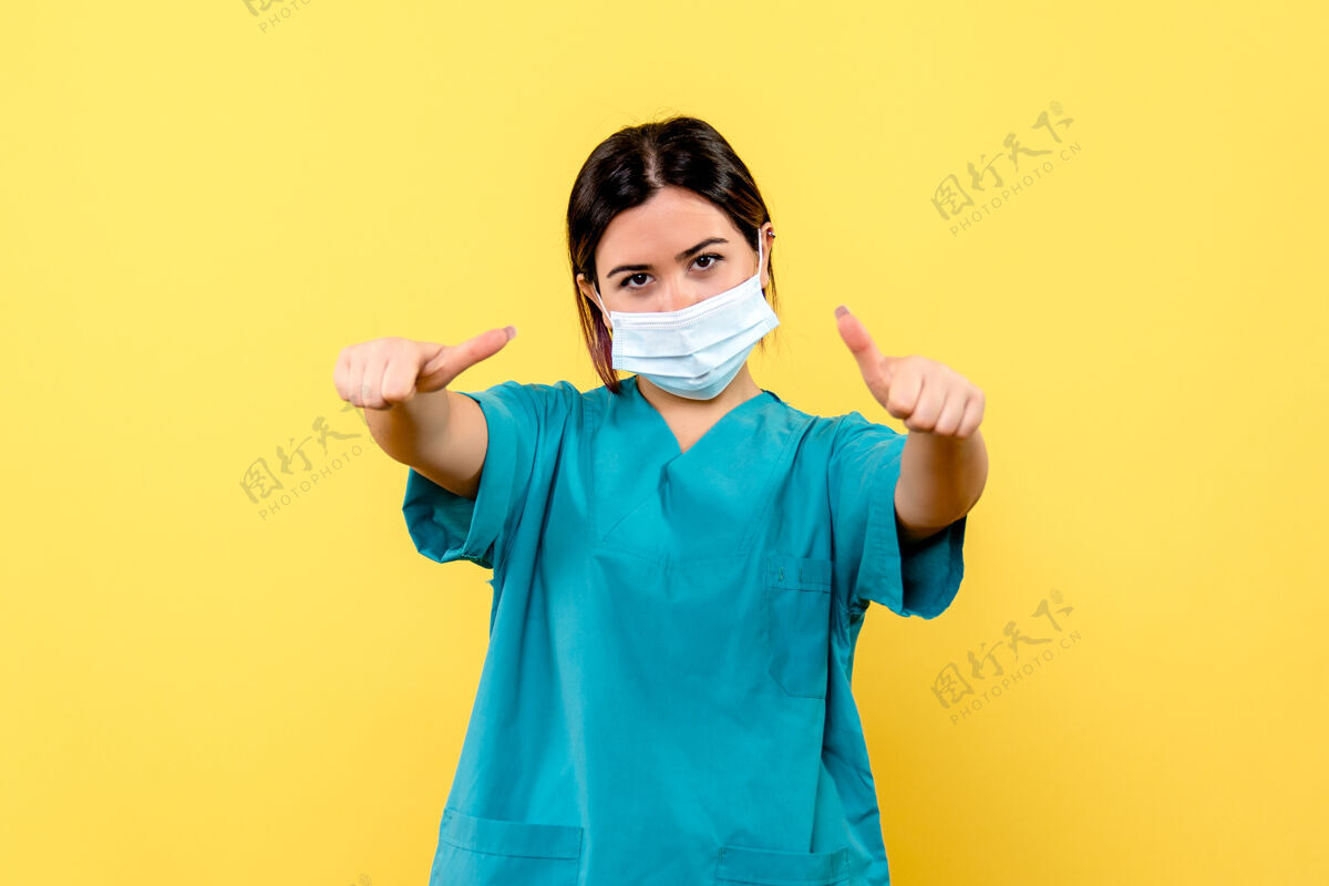 治疗一位戴着口罩的医生很高兴她治愈了冠状病毒患者成人胡子医生