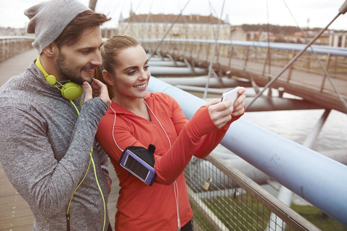 方向快乐夫妻户外运动运动训练快乐电话
