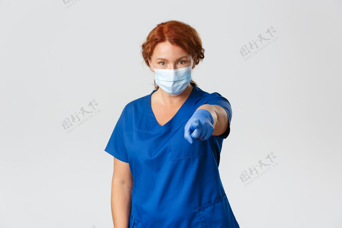 女人红发中年护士摆姿势表情保健女人
